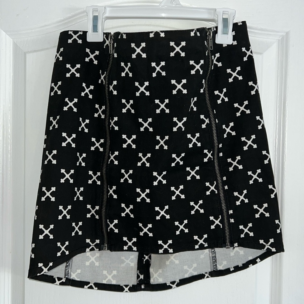 H&M black & white tribal mini skirt size 10 stretchy X pattern - Picture 2 of 8